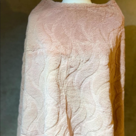 Pink Faux Fur Poncho NWOT - Picture 4 of 4
